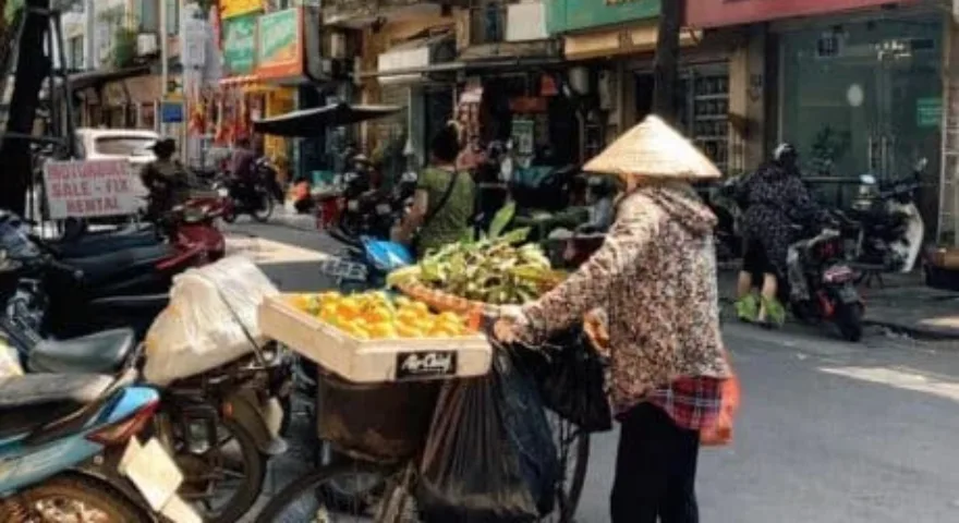 Hanoi-old-quarter-fruits