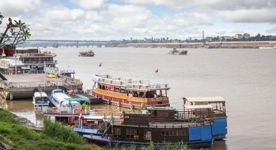 ships-in-Phnom-Penh